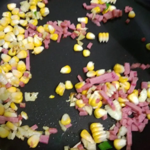 Masukan jagung manis pipil dan smoked beef, aduk rata.