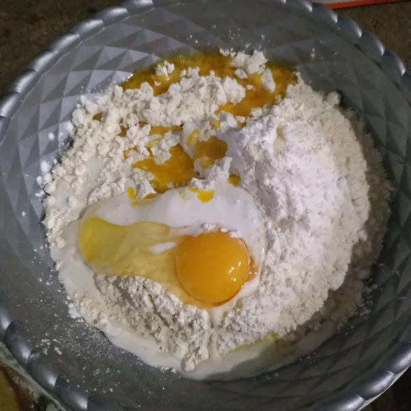 Masukkan kedalam wadah terigu, tapioka, garam, telur, margarin leleh dan santan.