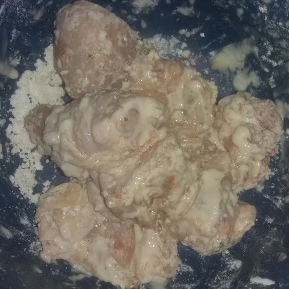 Setelah 30 menit tiriskan ayam, balur dengan tepung naizena.
