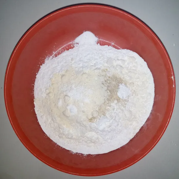 Siapkan wadah. Masukkan tepung ketan, tepung terigu, susu bubuk, gula pasir dan baking powder. Aduk rata.