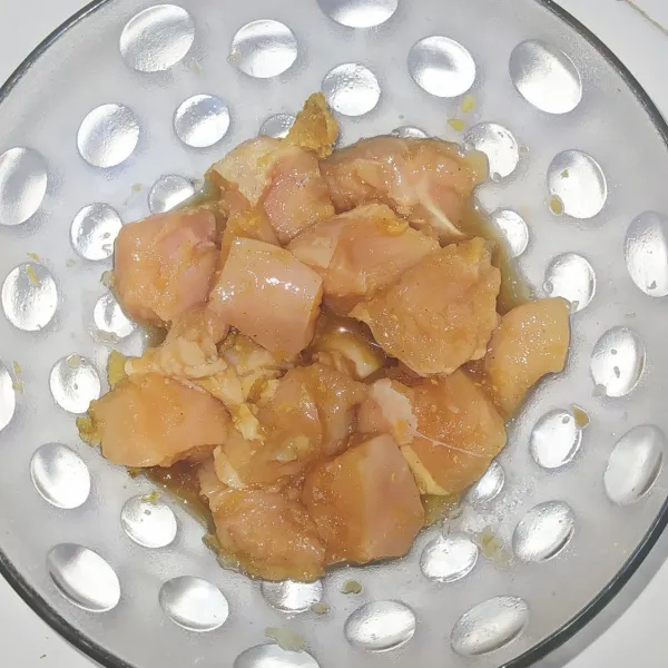 Rendam ayam dengan bumbu halus, minyak wijen, merica, gula, kecap asin, selama 1 jam.