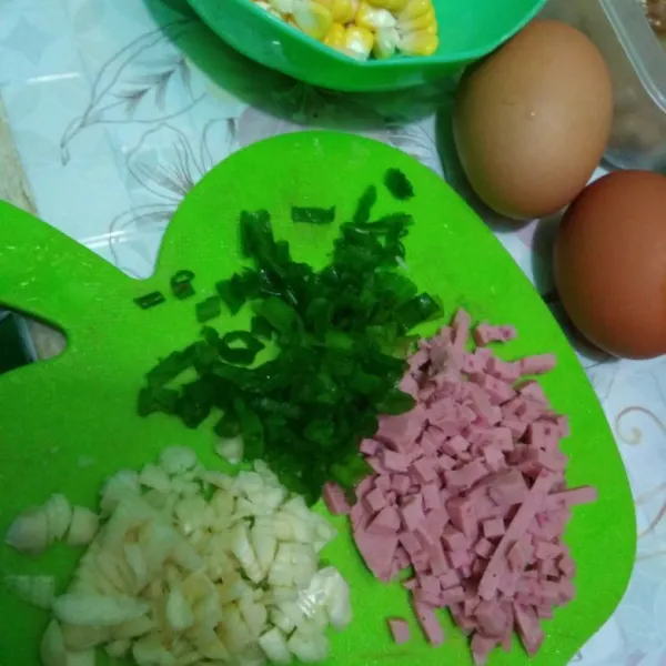 Geprek dan cincang bawang putih, potong kecil-kecil smoked beef dan iris daun bawang.