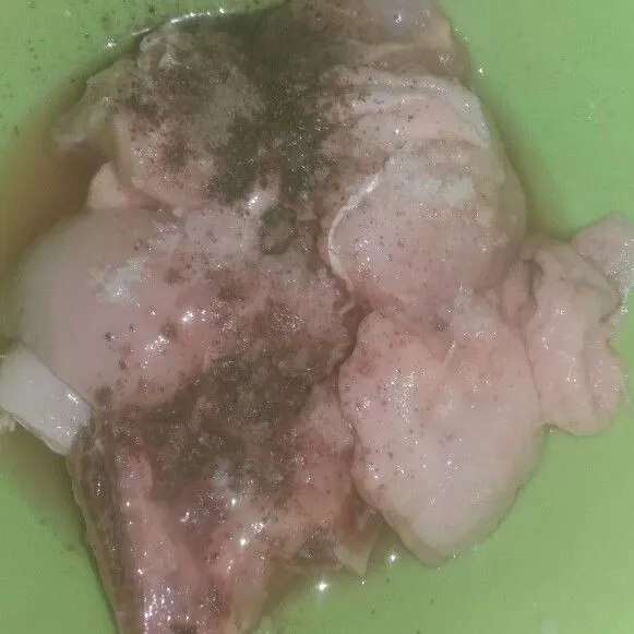 Bumbui ayam dengan garam dan lada bubuk, pijat pelan hingga lada dan garamnya meresap ke ayam.