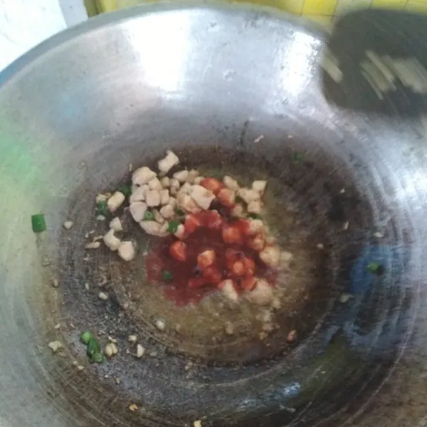 Tambahkan saus tomat, saus tiram, serta garam, aduk aduk hingga bumbu meresap ke daging ayam.