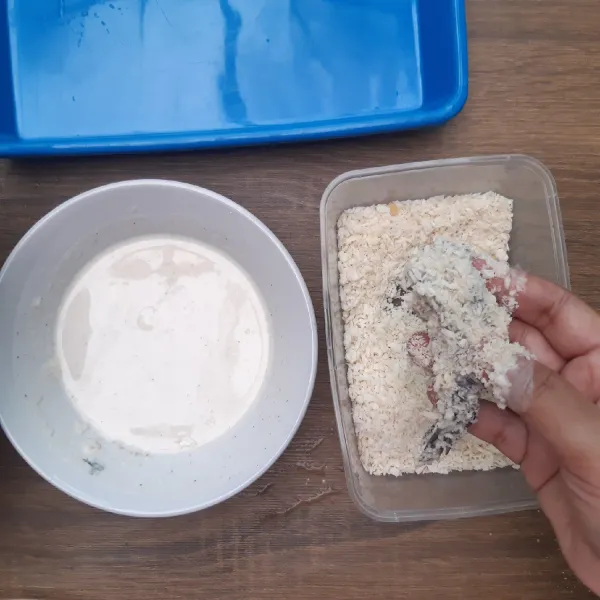 Gulingkan ke tepung panir. Ulangi langkah 6 dan 7 sebanyak 2-3 kali sambil dipadatkan agar tepung menempel.