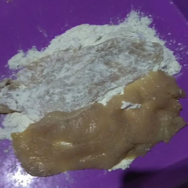 Baluri kedua sisi daging Ayam dengan tepung terigu.