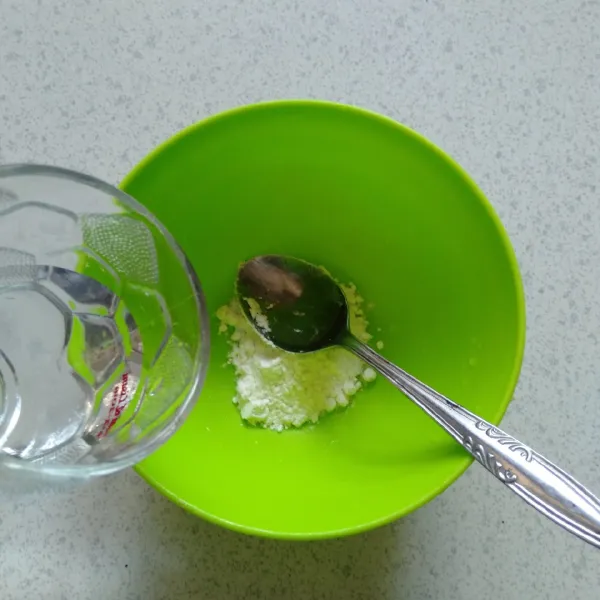 Siapkan tepung basah yang terdiri dari 3 sdm adonan tepung kering ditambah air secukupnya, jangan terlalu banyak agar tidak terlalu encer. Aduk hingga tercampur rata.