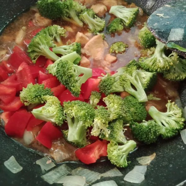 Masukkan brokoli dan paprika, masak sampai sayur setengah matang, tes rasa dan sajikan