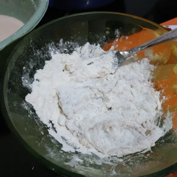 Balur ayam dengan tepung kering. Remas ayam dengan tangan agar tekstur kulit crispynya bagus.