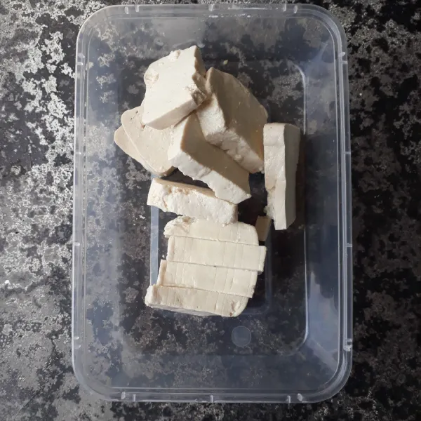 Potong tipis tahu, sisihkan.