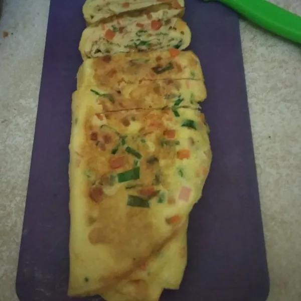 Potong-potong setelah telur gulung dingin. sajikan.