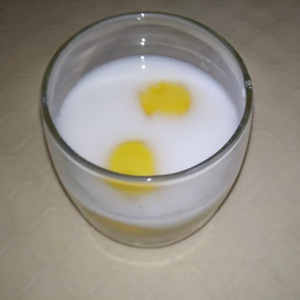 Untuk Omelet, Campur susu dan telur kocok jadi satu/kocok lepas telur. Tambahkan susu cair.