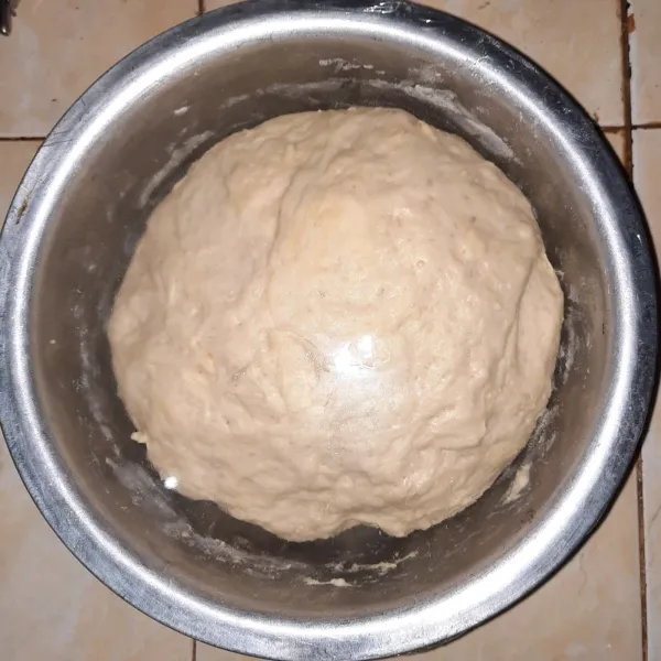 Diamkan adonan dalam wadah yang ditutup plastik wrapping selama 1 jam hingga mengembang 2x lipat.