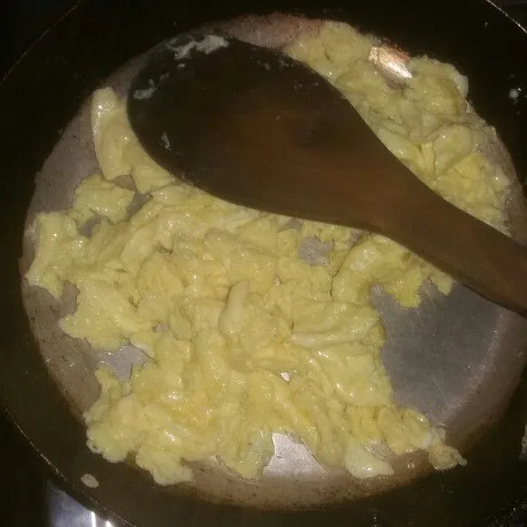 Lelehkan 1/2 sdm mentega, lalu masak telur orak-arik. Sisihkan.