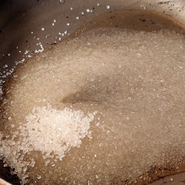 Membuat karamel:   Letakkan gula pasir pada wadah/teflon, krmudian tuang 3 sdm air hangat, masak dengan api kecil, jangan diaduk