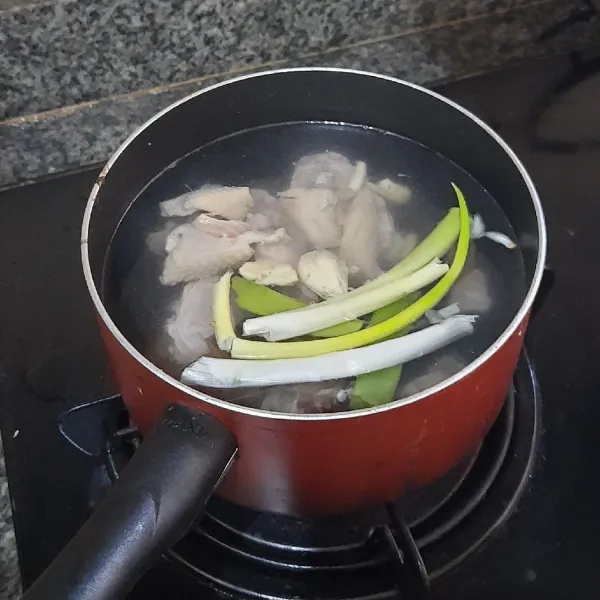 Untuk kuah kaldu, masak semua bahan kaldu hingga mendidih. Jangan lupa untuk membuang lemak yang mengapung dipermukaan, matikan api. Sisihkan.