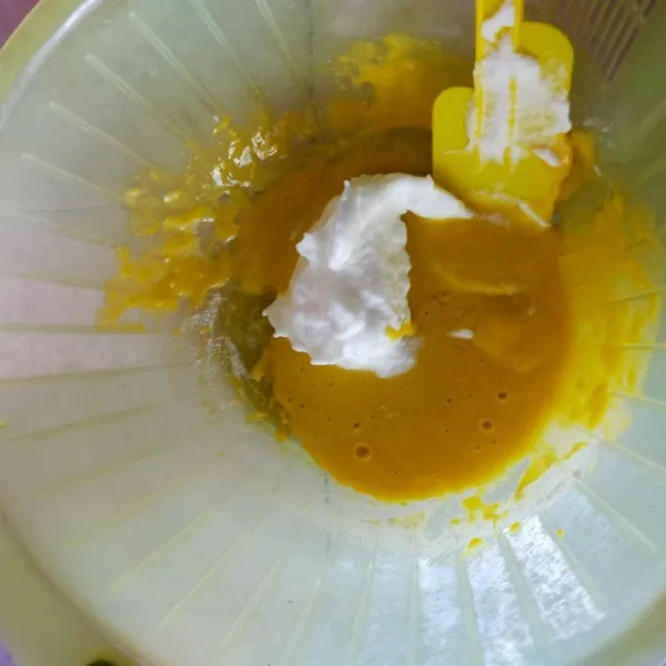 Campurkan bagian putih telur ke adonan tepung-kuning telur secara bertahap. Aduk dengan teknik folding.