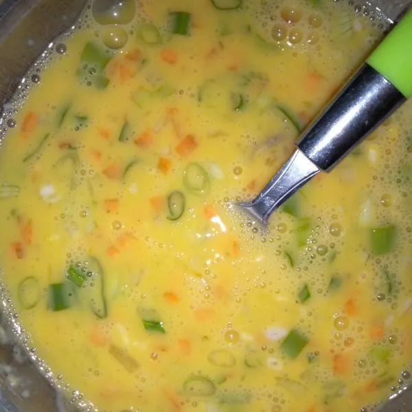 Kocok menggunakan garpu hingga tercampur rata.