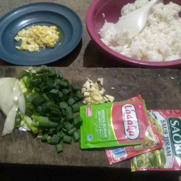 Siapkan nasi, daun bawang, telur, dan bahan-bahan lain.