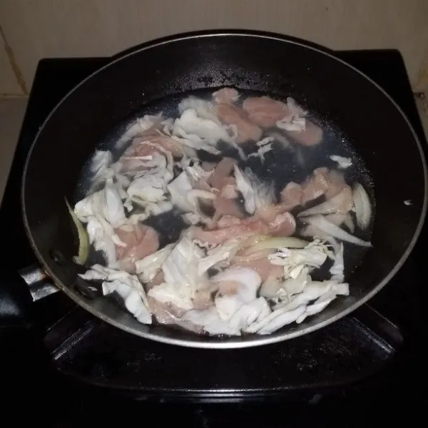 Panaskan margarin. Tumis bawang bombay, bawang putih dan jahe hingga harum. Masukkan air, dada ayam dan kubis. Masak hingga matang.