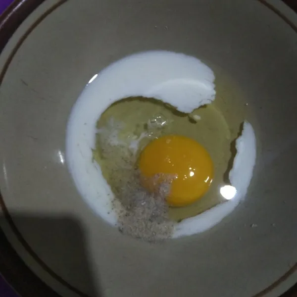 Kocok telur, tambahkan 2 sdm susu cair, sejumput garam dan merica bubuk.