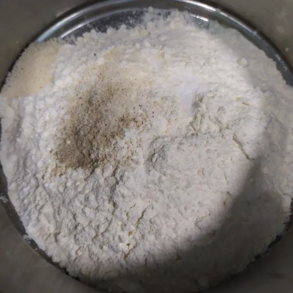 Campur tepung terigu, maizena, garam dan kaldu bubuk kemudian aduk rata.