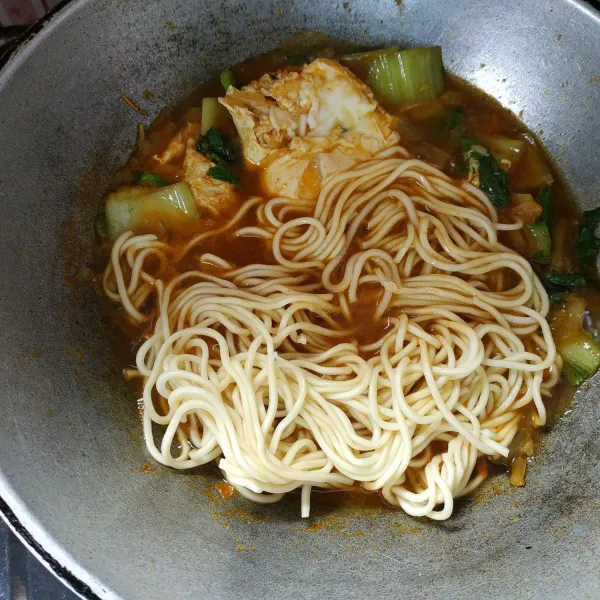 Terakhir masukkan mie masak hingga bumbu meresap. Dan jangan lupa tes rasa. Sesaat sebelum diangkat masukkan daun bawang aduk rata.