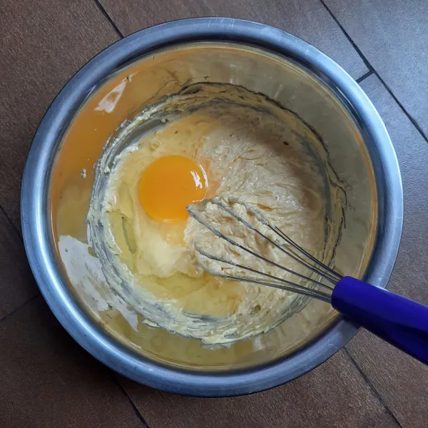 Masukkan telur. Kocok dengan whisk hingga mengembang (sekitar 3 menit).