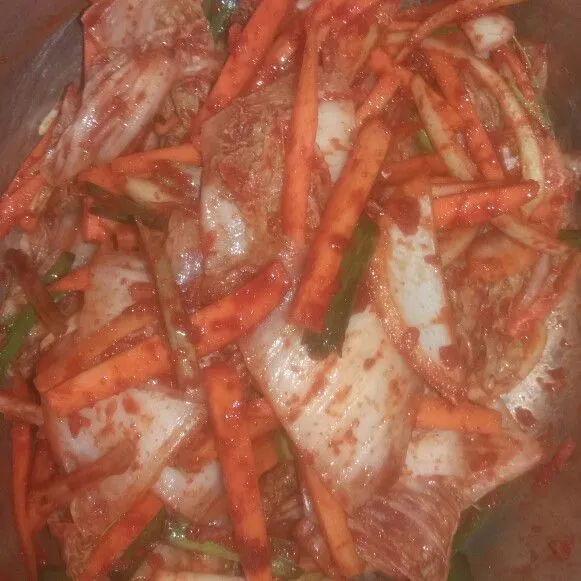 Kemudian aduk hingga tercampur rata, jangan lupa lapisi tangan dengan plastik sebelum mengaduk.