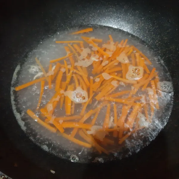 Didihkan air, lancing 3 menit wortel, labu siam dan jamur enoki secara bergantian. Jangan dicampur.