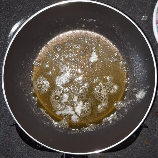 Cairkan butter. Setelah cair, matikan api dan biarkan uap panas hilang.