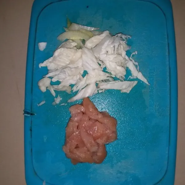 Cuci ayam dan kubis. Rajang kubis. Iris dada ayam. Rajang bawang bombay, jahe dan bawang putih.