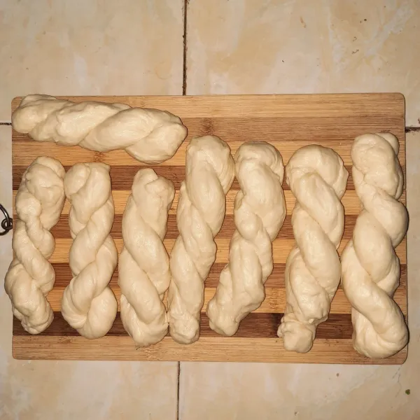 Diamkan adonan 15 menit hingga adonan mengembang kembali.