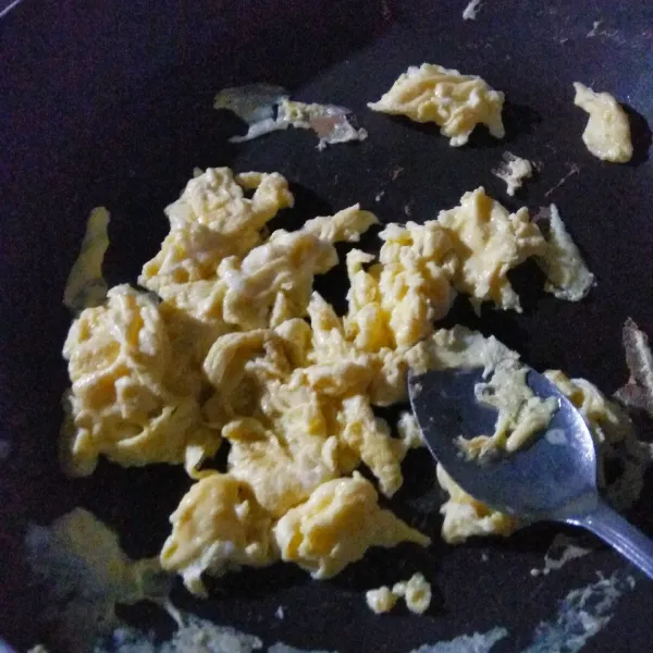 Masak telur orak-arik sampai matang, sisihkan.