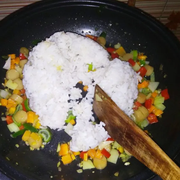 Masukkan nasi, aduk rata.