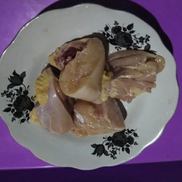 Siapkan daging daging ayam.