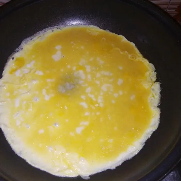 Panaskan secukupnya margarin, masukkan telur dan masak hingga matang dengan api kecil.