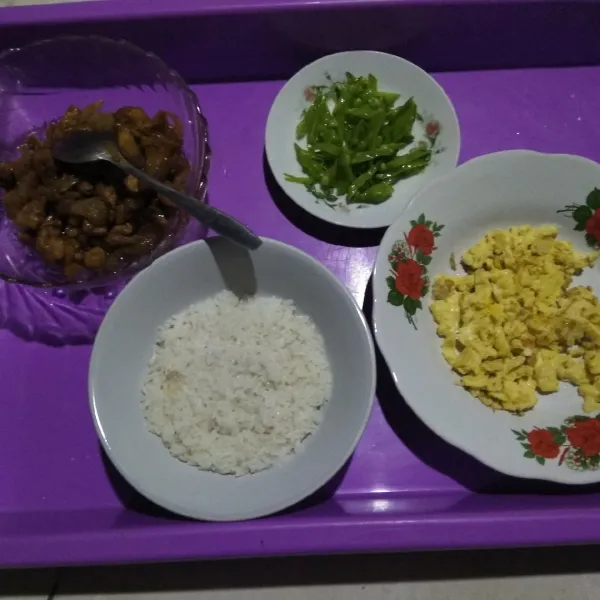 Siapkan nasi, telur orak-arik, sayuran dan daging ayam yang telah dimasak.