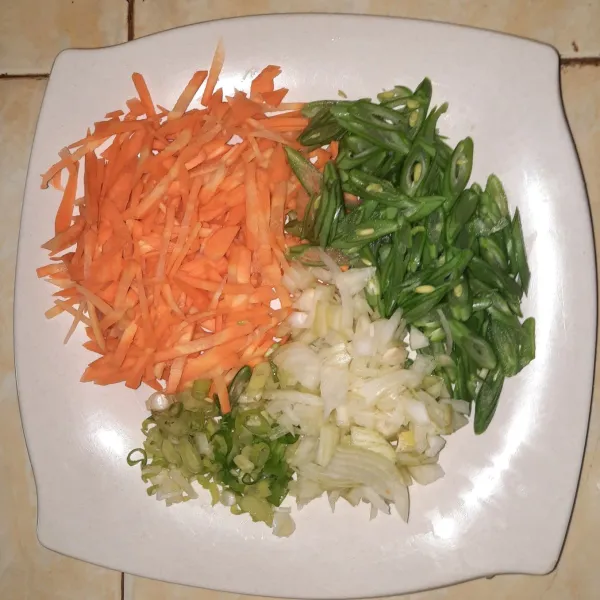 Siapkan irisan wortel, buncis, bawang bombay dan daun bawang.