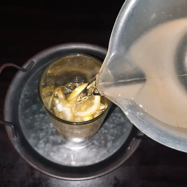 Setelah 3 hari, yuja cha tea bisa disajikan dengan ditambah air. Bisa disajikan dingin dengan ditambah es batu atau disajikan hangat untuk melegakan tenggorokan. Saya pilih disajikan hangat.