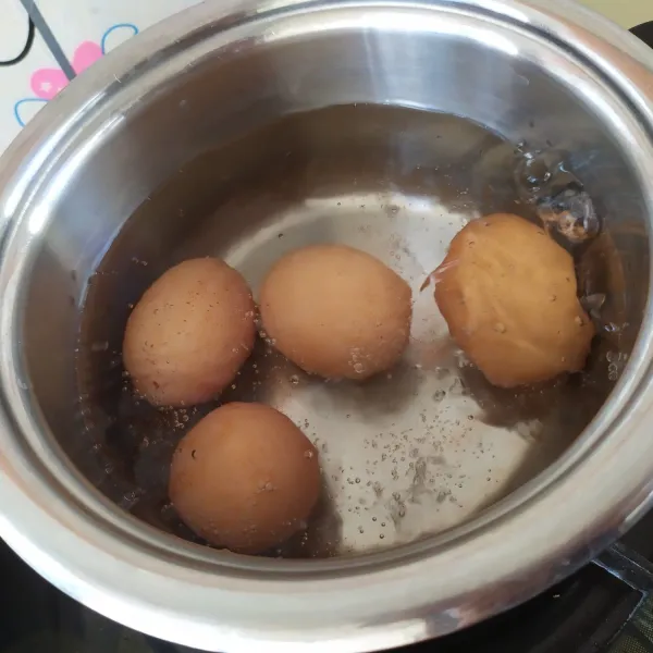 Masukkan telur perlahan, rebus sesuai tingkat kematangan yg di inginkan (sy ±7 menit).