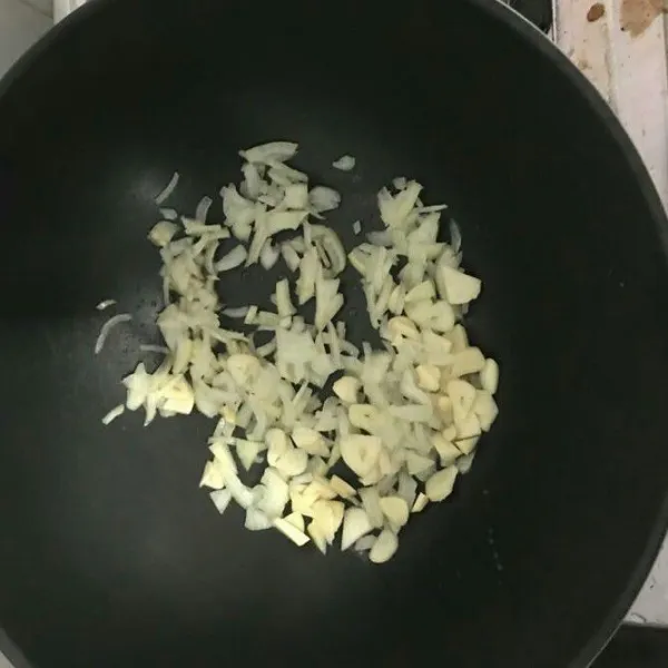 Beri sedikit minyak pada wajan, tumis bawang bombay dan bawang putih hingga harum.