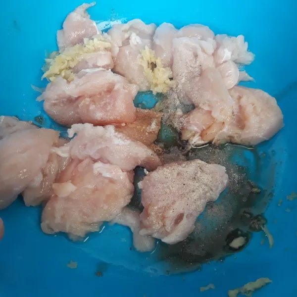 Masukan bahan bumbu rendaman ayam aduk rata simpan di kulkas minimal 1 jam.