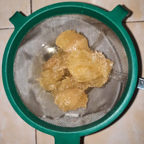 Saring madu sarang ke tempat yang bersih dan kering.