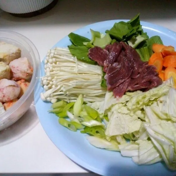 Daging diiris tipis, sayuran dicuci bersih & dipotong².