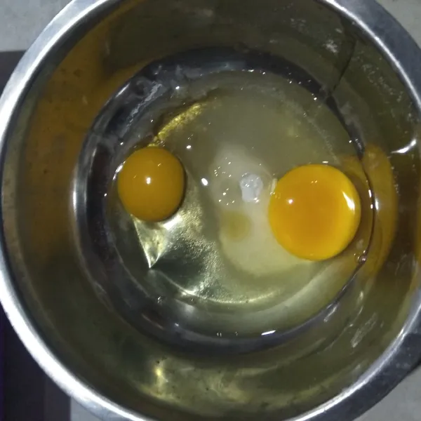 Masukkan telur, gula pasir, madu dan baking powder.