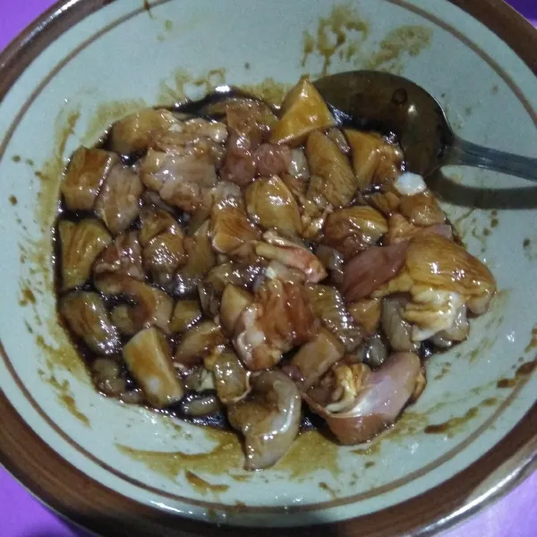 Masukkan ayam yang telah di potong-potong aduk rata, lalu diamkan selama 30 menit.