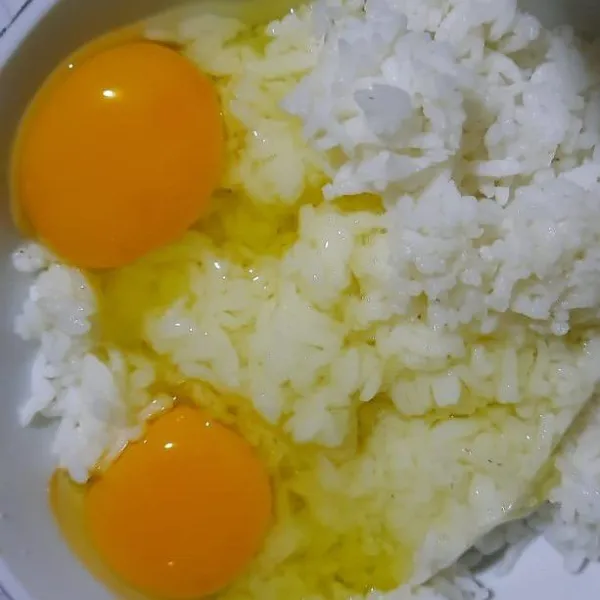 Campur nasi dan telur dalam satu wadah. Aduk rata. Sisihkan dahulu.