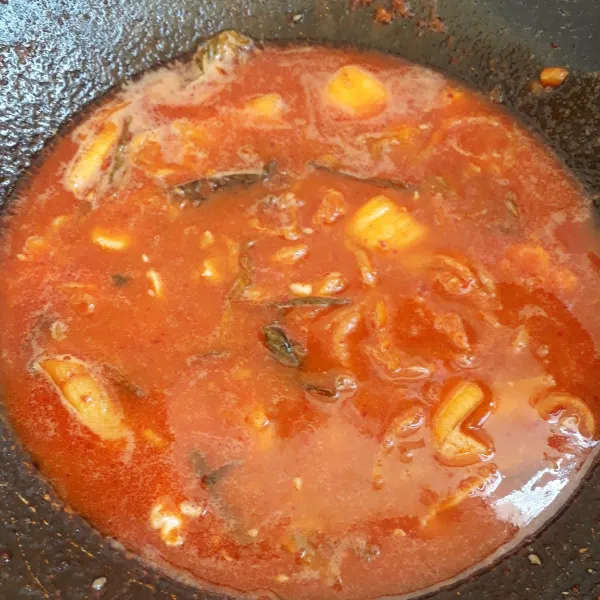 Kimchi dan bawang putih aduk hingga harum, lalu masukkan cabe bubuk, gochujang aduk rata lalu masukkan air, beri kecap asin dan kaldu bubuk, koreksi rasa.