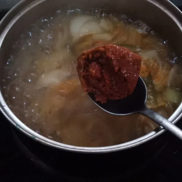 Tambahkan gochujang aduk rata beri gula garam kaldu jamur bubuk dan minyak wijen tes rasa.